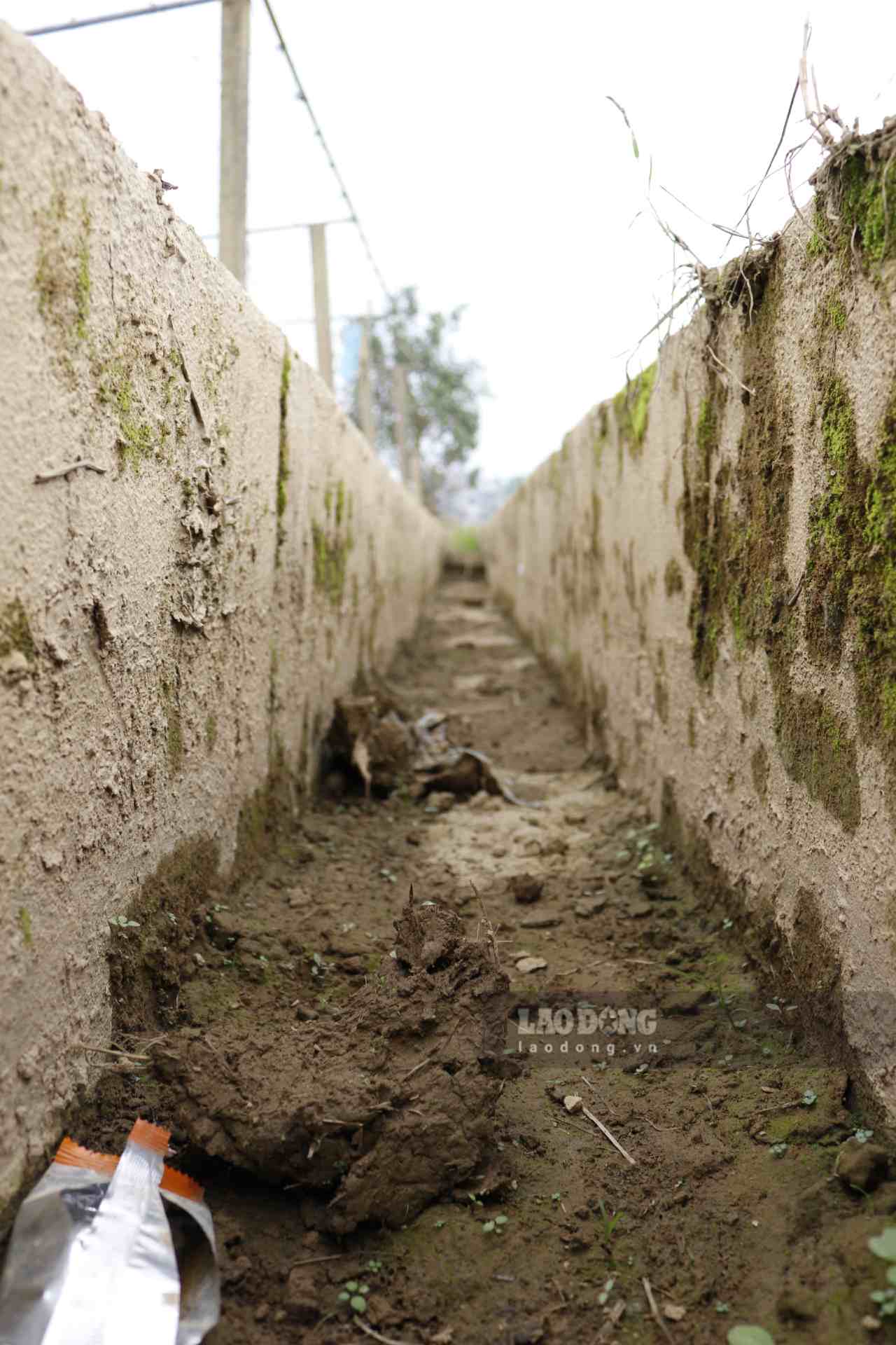 Hệ thống kênh mương dẫn nước đang được khắc phục. Ảnh: Văn Đức