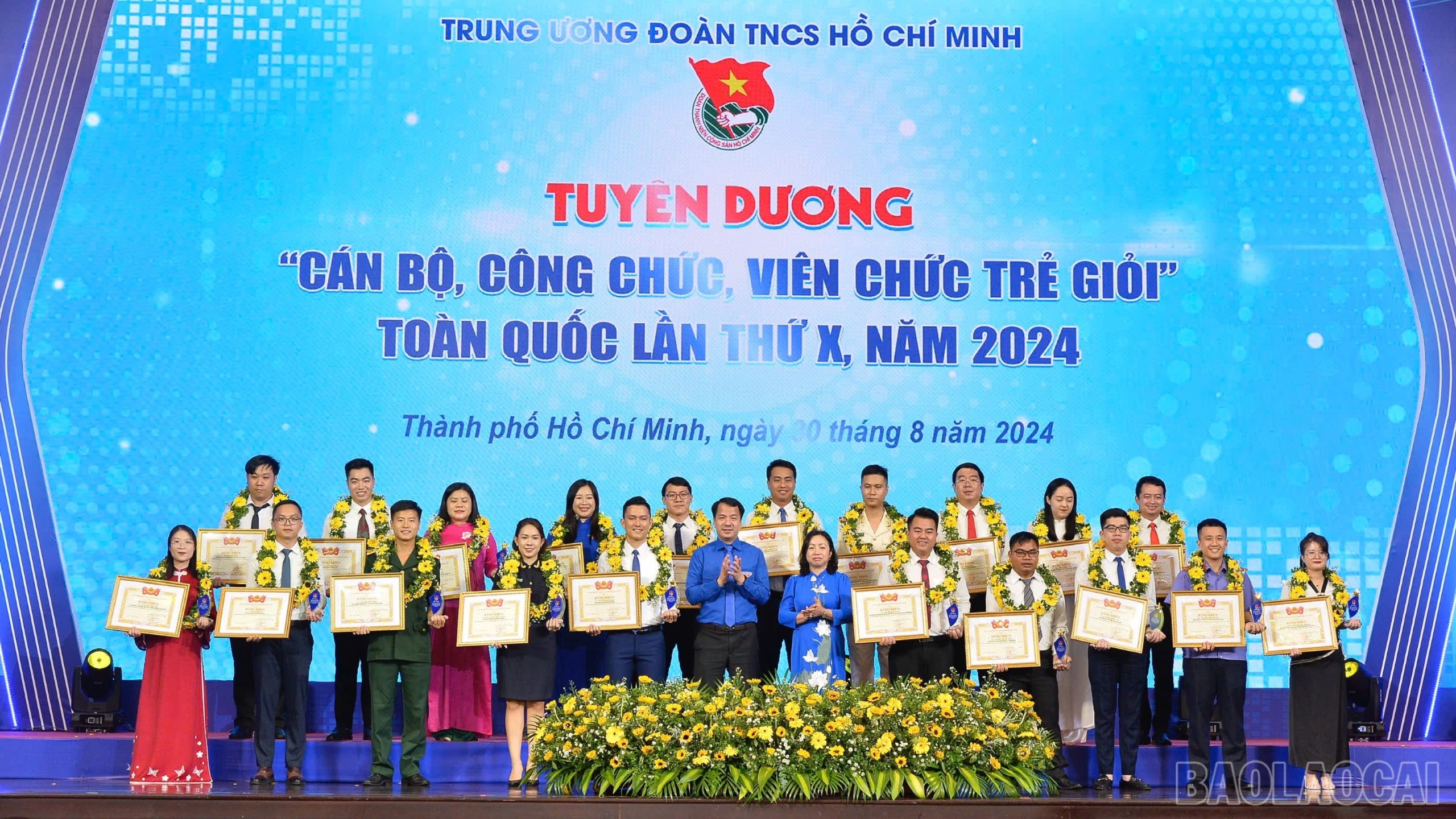 Chị Đinh Thị Phương Nhung (ngoài cùng hàng dưới bên phải) vinh dự được tuyên dương "Cán bộ, công chức, viên chức trẻ giỏi" toàn quốc lần thứ X, năm 2024. nam-xe-2-1226.jpg