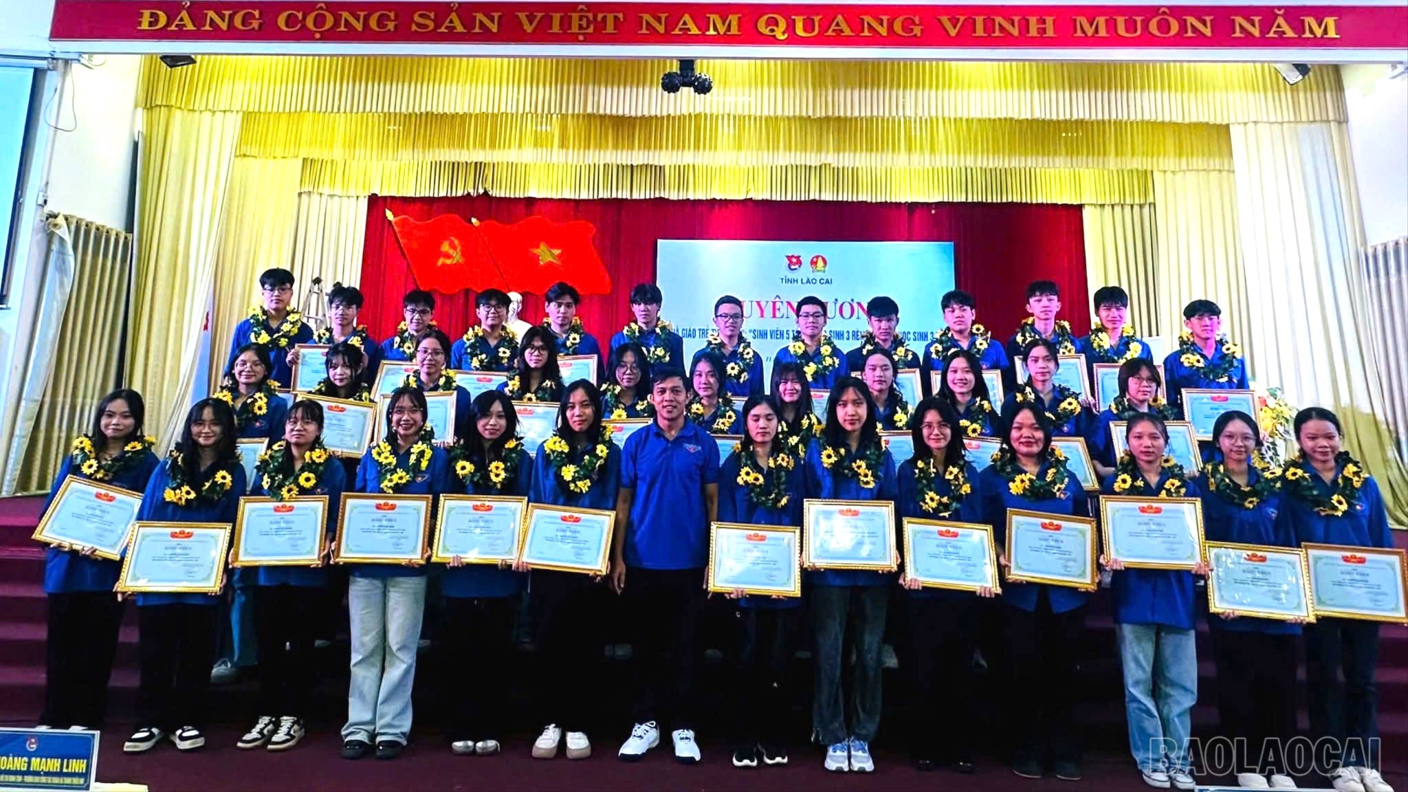 Em Hán Minh Thu (thứ 6 từ phải sang hàng giữa) - học sinh lớp 12 Chuyên Văn, Trường THPT chuyên Nguyễn Tất Thành đạt danh hiệu "Học sinh 3 tốt" cấp tỉnh năm học 2024 - 2025. hoc-sinh-3-tot-5625.jpg